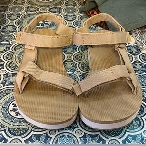 Woman’s Teva sandal size 8 beige